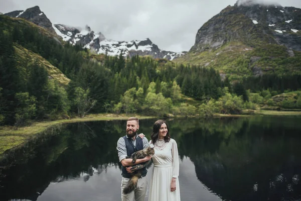 Casal Feliz Viajantes Segurando Gato Juntos Costa Lago Lofoten Noruega — Fotografia de Stock