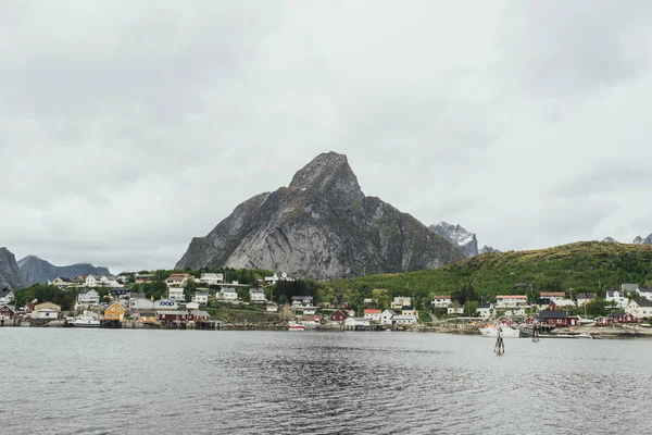 Panoramik geleneği İskandinav Köyü Fiyordu kıyısında, Lofoten, Norveç
