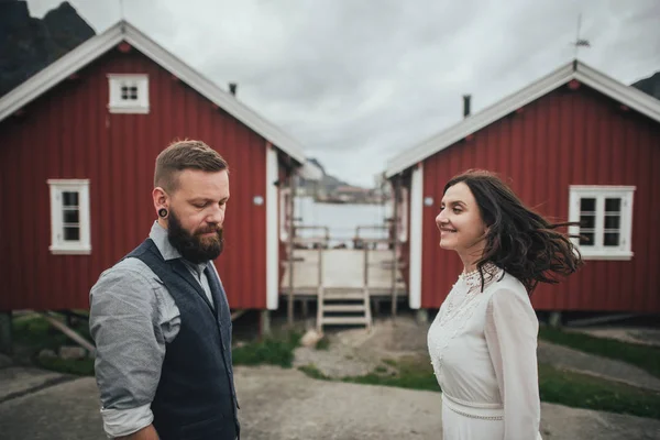 Портрет Молодого Молодят Червоний Дерев Яний Будинок Фоні Прибуття Норвегія — стокове фото