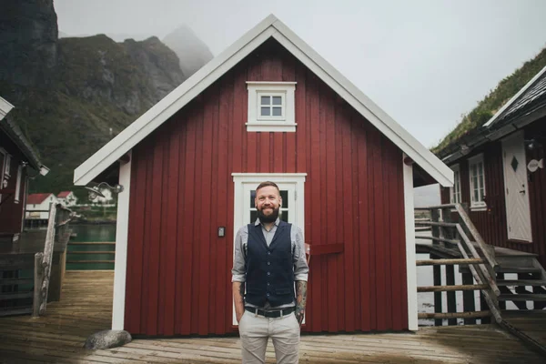 Portret Van Brute Bruidegom Rode Huizen Achtergrond Lofoten Noorwegen — Stockfoto