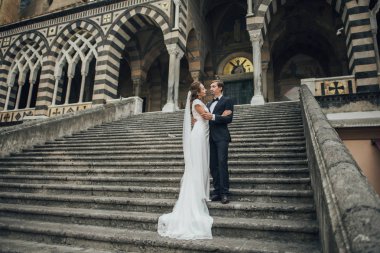 Amalfi Katedrali 'nin önünde poz veren romantik yeni evli kızlar, Italya