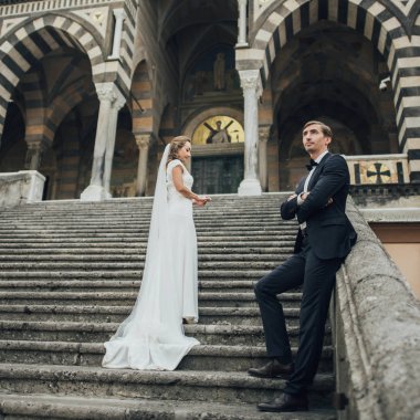 Amalfi Katedrali 'nin önünde poz veren romantik yeni evli kızlar, Italya
