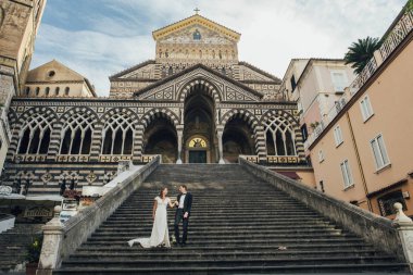 Amalfi Katedrali 'nin önünde poz veren romantik yeni evli kızlar, Italya