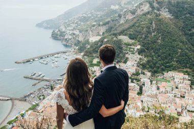 Arka planda eski kıyı İtalyan şehir ile genç romantik çift portresi 