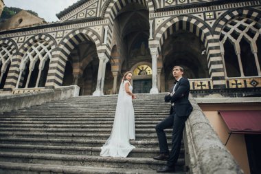 Amalfi Katedrali, Italya merdivenlerde poz mutlu genç çift