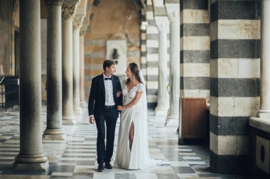 Amalfi Katedrali 'nde Genç gelin ve damat yürüyüş, Italya