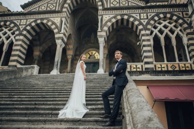 Amalfi Katedrali, Italya merdivenlerde poz mutlu genç çift