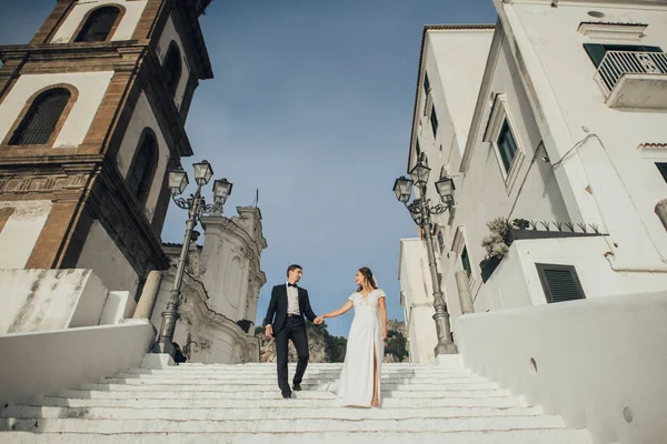 Young wedding couple having fun Time  in Italy. — ストック写真