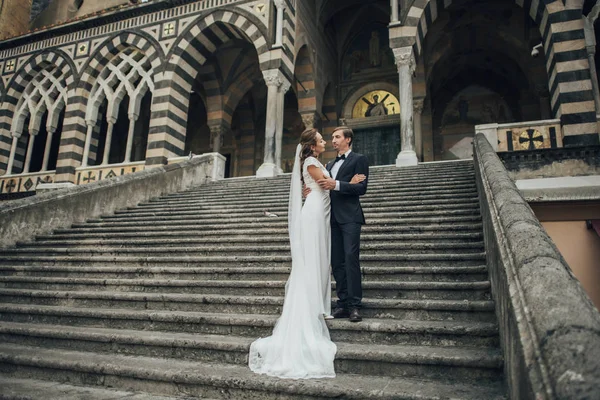 Amalfi Katedrali 'nin önünde poz veren romantik yeni evli kızlar, Italya