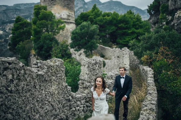 Young wedding couple having fun Time  in Italy. — ストック写真