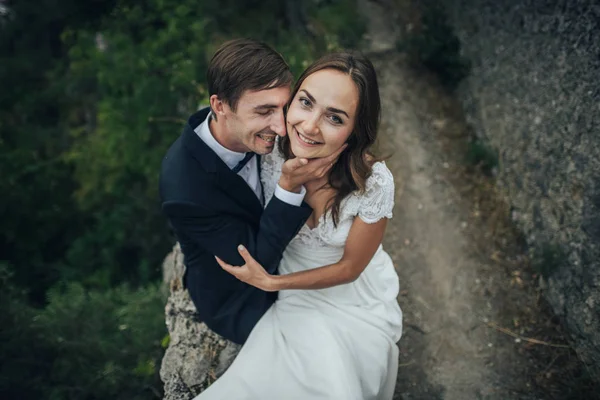 Unga bröllop par har roligt i Italien. — Stockfoto