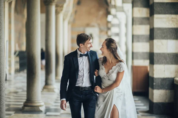 Unga bröllop par har roligt i Italien. — Stockfoto