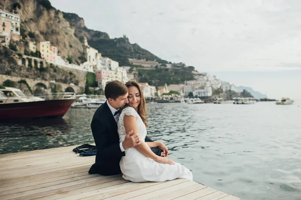 Feliz Casal Romântico Sentado Cais Madeira Baía Mar Itália — Fotografia de Stock