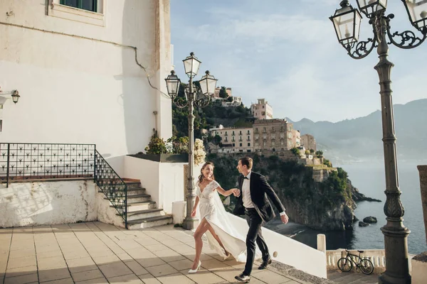 Casal de jovens se divertindo Tempo na Itália . — Fotografia de Stock