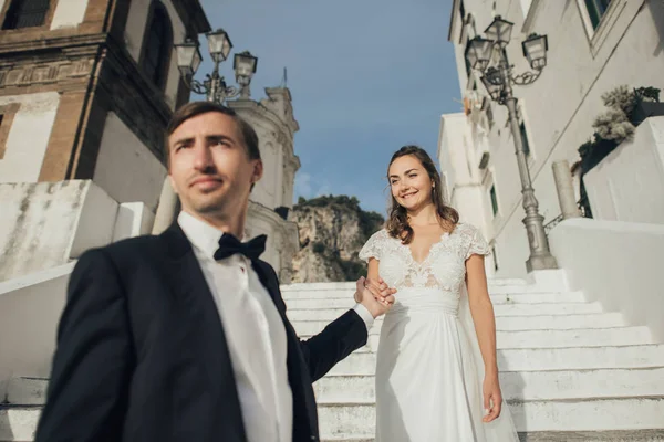 Young wedding couple having fun Time  in Italy. — ストック写真
