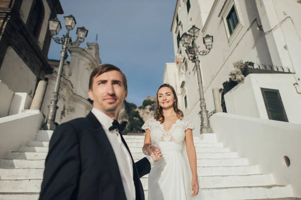 Young wedding couple having fun Time  in Italy. — ストック写真