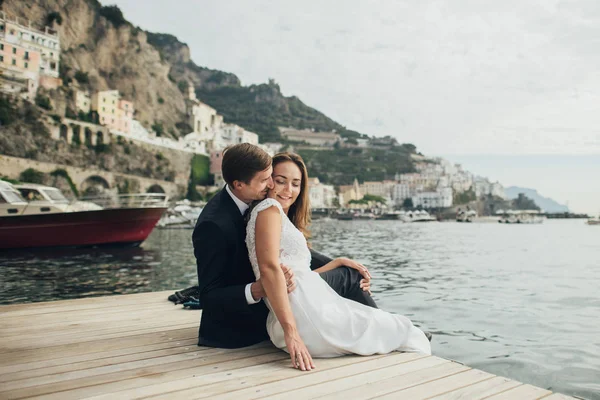 Feliz Casal Romântico Sentado Cais Madeira Baía Mar Itália — Fotografia de Stock