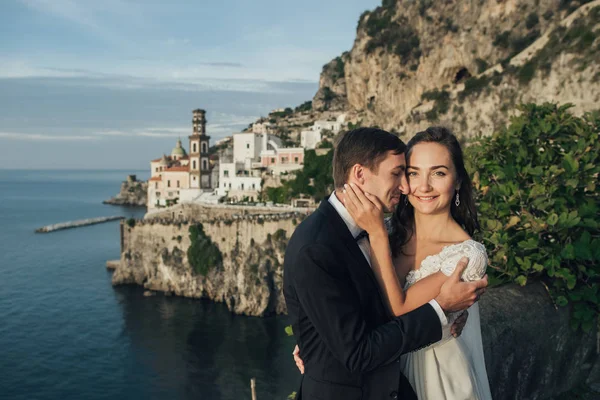 Πορτρέτο Του Νεαρού Ρομαντικό Ζευγάρι Την Παλιά Παραθαλάσσια Ιταλική Πόλη — Φωτογραφία Αρχείου