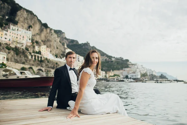 Feliz Casal Romântico Sentado Cais Madeira Baía Mar Itália — Fotografia de Stock