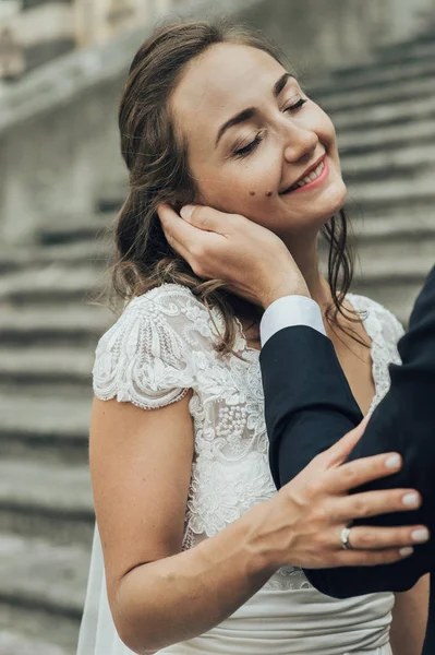Mladý svatební pár baví čas v Itálii. — Stock fotografie