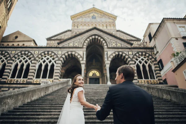 Amalfi Katedrali Italya Merdivenlerden Yukarı Yürüyen Genç Yeni Evli Çift — Stok fotoğraf