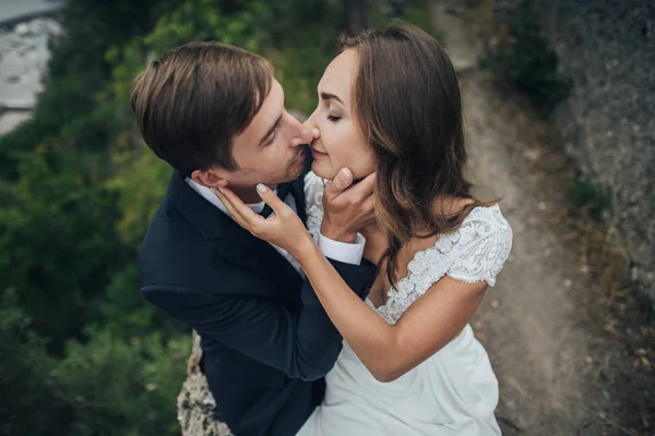 Χαρούμενο Ρομαντικό Ζευγάρι Στην Ιταλία Νεαρό Γαμήλιο Ζευγάρι Που Έχει — Φωτογραφία Αρχείου