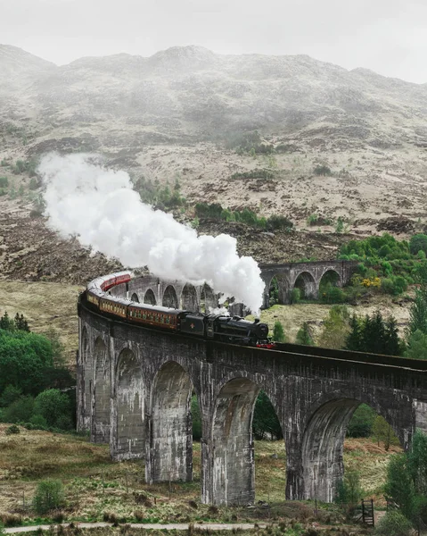 Paisagem com viaduto e trem. Glenfinnan viaduto na Escócia — Fotografia de Stock