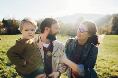 Küçük oğlu olan genç bir aile dışarıda vakit geçiriyor..
