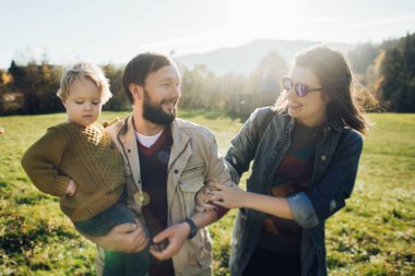 Mutlu aile: anne baba ve çocuk dağlarda. 