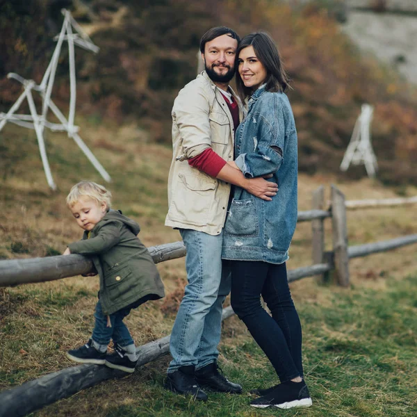 Familia feliz: madre padre e hijo en las montañas . — Foto de Stock