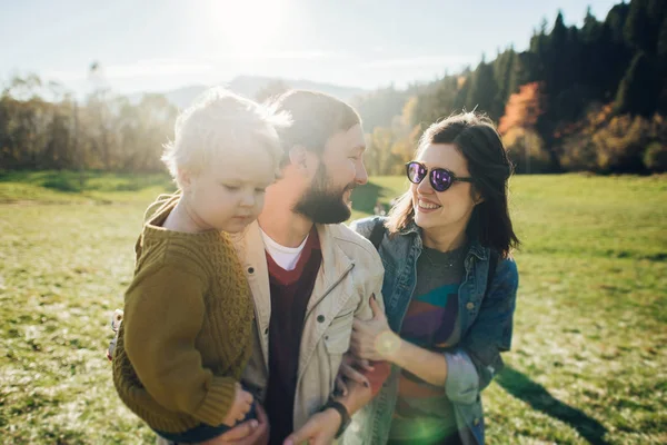 Jeune famille avec petit fils passer du temps ensemble à l'extérieur . — Photo