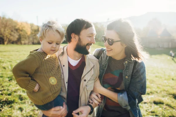 Família feliz: mãe pai e filho nas montanhas . — Fotografia de Stock