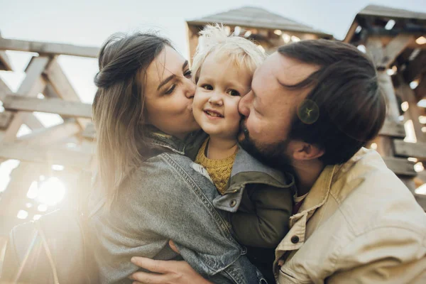 Familia feliz: madre padre e hijo en las montañas . — Foto de Stock