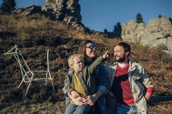 Famiglia felice: madre padre e figlio in montagna . — Foto Stock