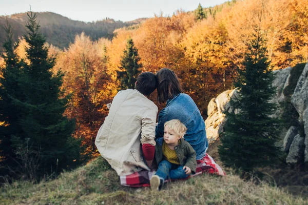 Familia feliz: madre padre e hijo en las montañas . — Foto de Stock