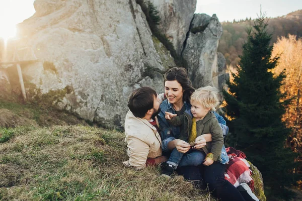 Gelukkige familie: moeder vader en kind in de bergen. — Stockfoto