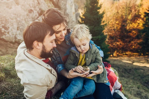 Happy family: mother father and child in mountains. — Stock Photo, Image