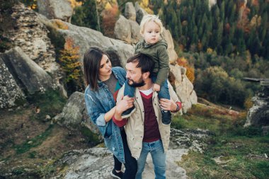 Küçük oğlu olan genç bir aile dışarıda vakit geçiriyor..