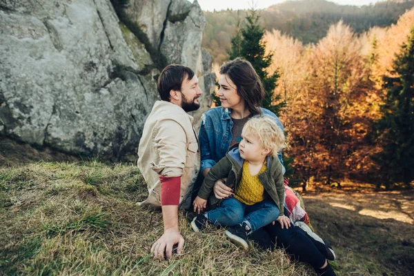 Küçük oğlu olan genç bir aile dışarıda vakit geçiriyor.. — Stok fotoğraf