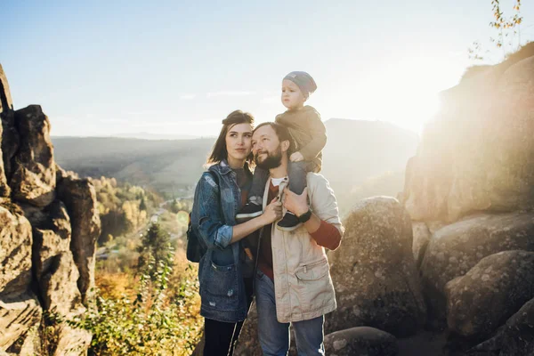 Mutlu aile: anne baba ve çocuk dağlarda. — Stok fotoğraf