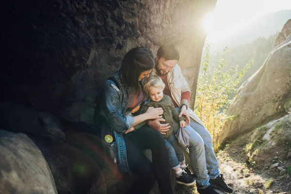 Família feliz: mãe pai e filho nas montanhas . — Fotografia de Stock