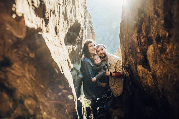 Keluarga bahagia: ayah dan anak di pegunungan . — Stok Foto
