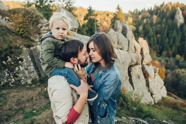 Familia feliz: madre padre e hijo en las montañas . — Foto de Stock