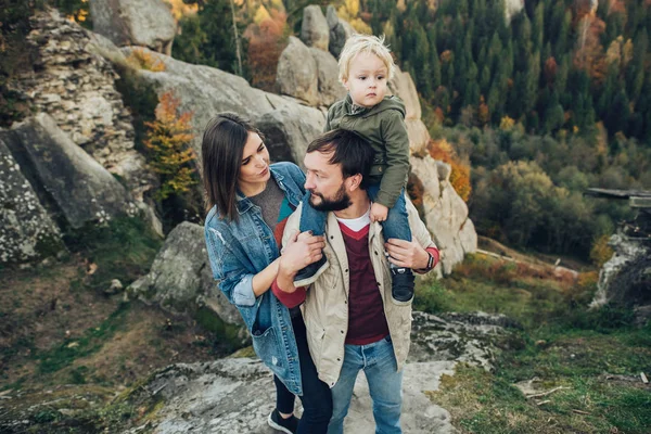 Familia joven con hijo pequeño pasando tiempo juntos afuera . — Foto de Stock