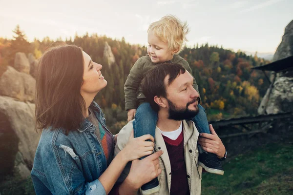 Familia feliz: madre padre e hijo en las montañas . — Foto de Stock