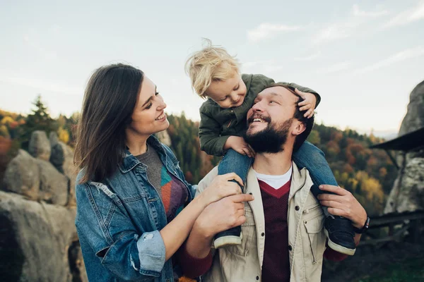 Ung familj med liten son tillbringar tid tillsammans utanför. — Stockfoto