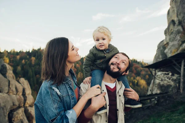 Família feliz: mãe pai e filho nas montanhas . — Fotografia de Stock