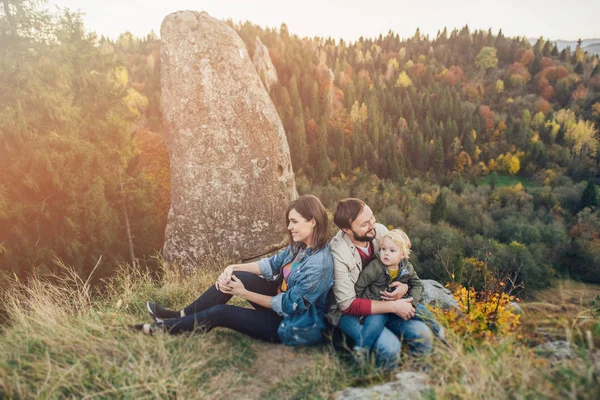 Familia joven con hijo pequeño pasando tiempo juntos afuera . — Foto de Stock