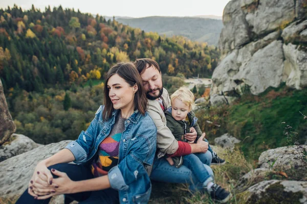 Familia joven con hijo pequeño pasando tiempo juntos afuera . — Foto de Stock