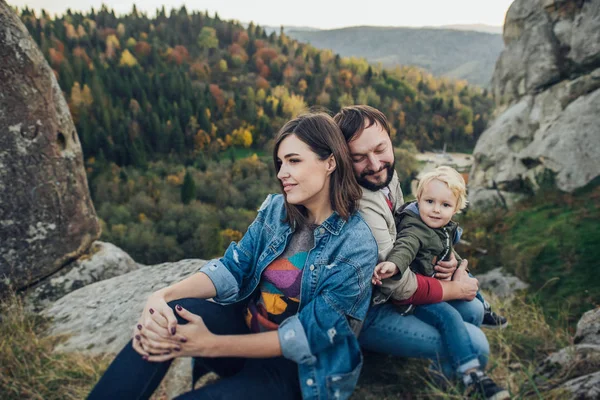 Mutlu aile: anne baba ve çocuk dağlarda. — Stok fotoğraf